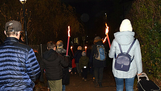 Un joli cortège fait briller la nuit