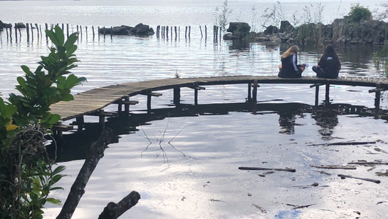 Le lac est magestueux et apaisant