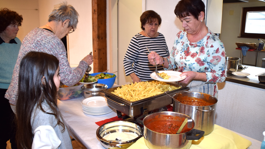 Les deux cuisinières bénévoles au service