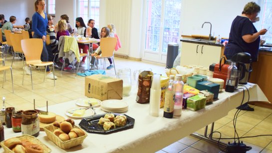 Une jolie table pleines de pâtisseries gourmande