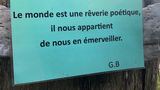 Sur le chemin un panneau poétique bienvenu