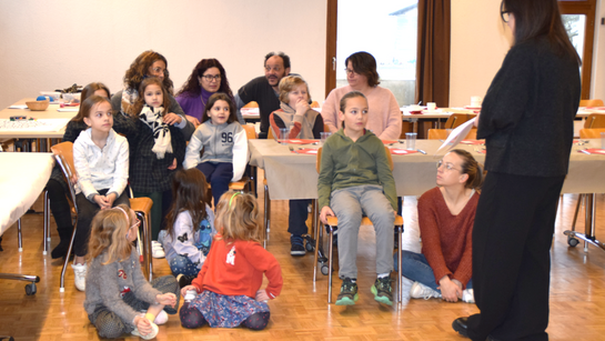 Tous les enfants devant la scène pour un bel applaudissement