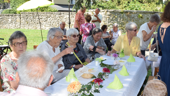 Une belle assemblée réunie au jardin de l'église pour un repas festif