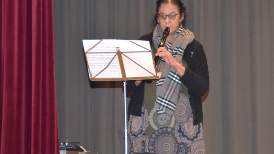 Mme Béatrice Berthoud, flûtiste, accompagne les chants