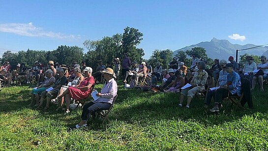 les participants sur l'herbe à l'ombre, il fait bien chaud !