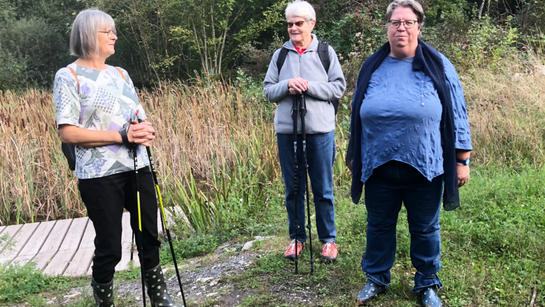 La diacre Hélène Denebourg et des participantes