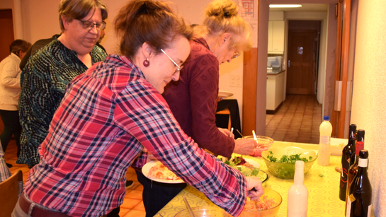 Un joli buffet de salade accompagne les pizzas