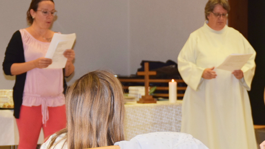 La diacre Hélène Denebourg et la monitrice enfance Christelle Blanc pendant le culte