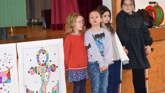 Les enfants présentent leurs dessins