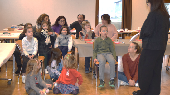 Les enfants écoutent un conte spirituel