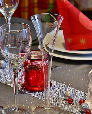 Table décorée pour un repas de Noël