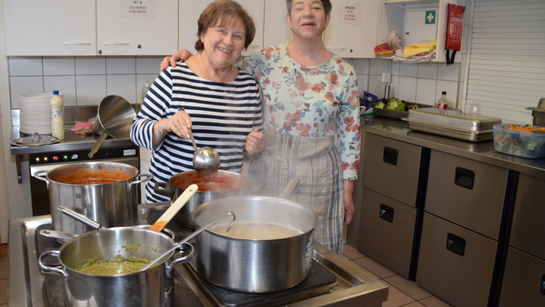 L'équipe cuisine à la cuisine