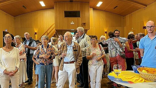 Discours, petits fours et verre de l'amitié