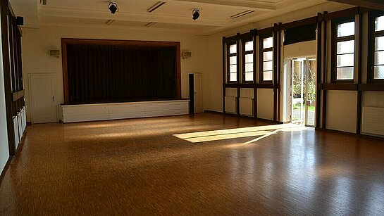 Intérieur de la grande salle, vue sur la scène