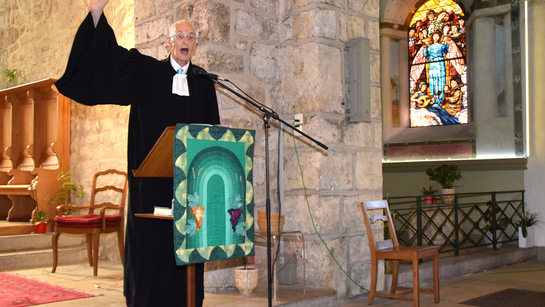 Le pasteur Sandoz au pupitre dans l'église