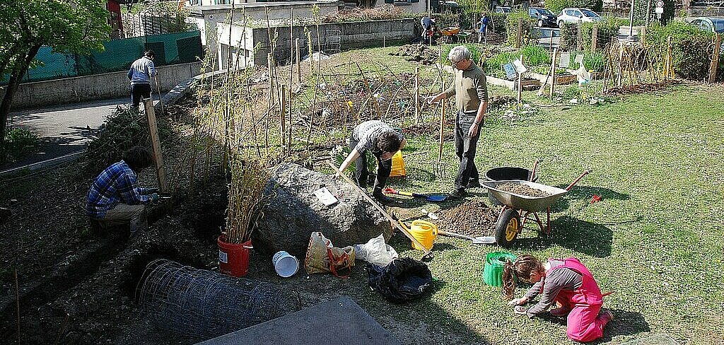 Adultes et enfants jardinant ensemble