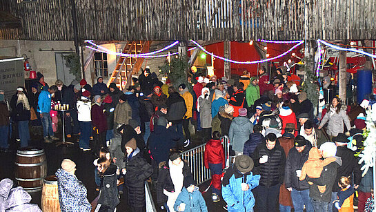 La belle foule autour de la crèche