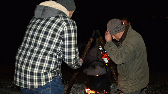 Les travailleurs de la Commune ont préparés le feu et offre le thé avec ou sans rhum !