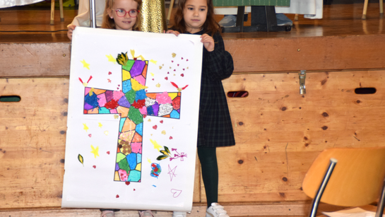 Une magnifique croix colorié par les enfants pendant le culte de l'enfance