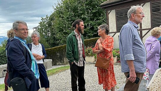 Sur le parvis de l'église du Motty